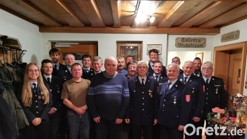 Die Feuerwehr Lintach ehrt langjährige Mitglieder (von links): Kate Rehaber (Beisitzerin), Matthias Rehaber (Kassier), Andreas Batek (Jugendwart), Benjamin Weiß (Erster Kommandant), Richard Auer (50 Jahre), Philipp Schlaffer (Fahnenjunker), Manfred Erras (50 Jahre), Georg Scheffmann (40 Jahre), Alois Heldmann (50 Jahre), Philipp Meier (Zweiter Vorsitzender), Werner Lukas (50 Jahre), Albert Gottschalk (50 Jahre), Michael Weiß (Erster Vorsitzender), Johannes Winkler (Schriftführer), Gerhard Schönberger (50 Jahre), Michael Schneider (Gerätewart), Zweiter Bürgermeister Franz Weiß (50 Jahre), Julian Göbl (Beisitzer), Ehrenkommandant Wolfgang Göbl (40 Jahre). Bild: Tobias Göbl/exb