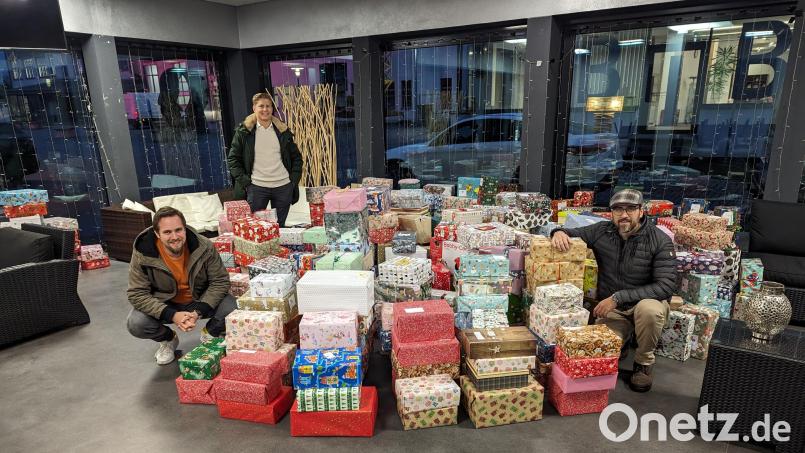 Die Helfer von Round Table 49 Weiden kurz vor dem Verladen der mehr als 530 Weihnachtspäcken für Osteuropa. Bild: Round Table/exb