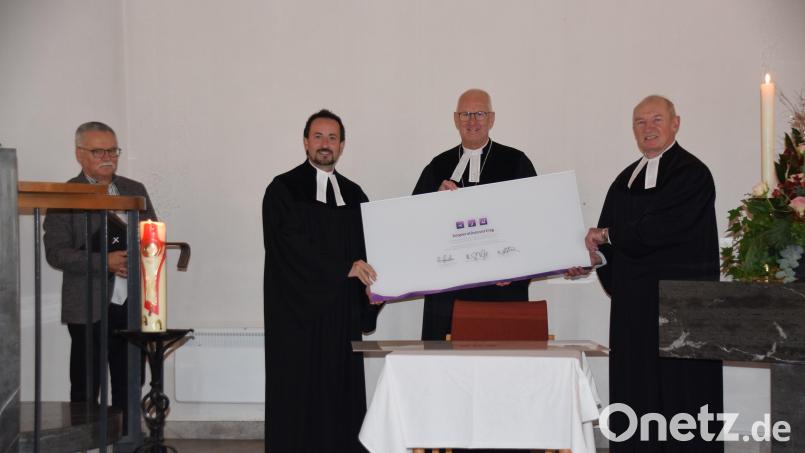 Aus zwei Gemeinden wird eine. Von links: Manfred Hellbach, Pfarrer Stefan Fischer, Regionalbischof Klaus Stiegler und Pfarrer Heinrich Arweck nach der Unterzeichnung des Kooperationsvertrages. Bild: wku