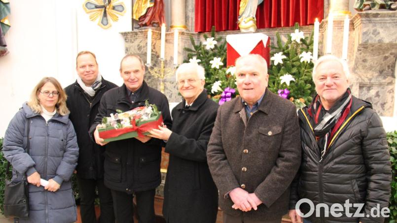 Mesner Josef Gleißner (Dritter von links) wurde für sein 30-jähriges Arbeitsjubiläum von der Kirchenverwaltung mit Kirchenpfleger Michael Kippes (Zweiter von links) und Stadtpfarrer Josef Häring (Dritter von rechts) geehrt. Bild: prh