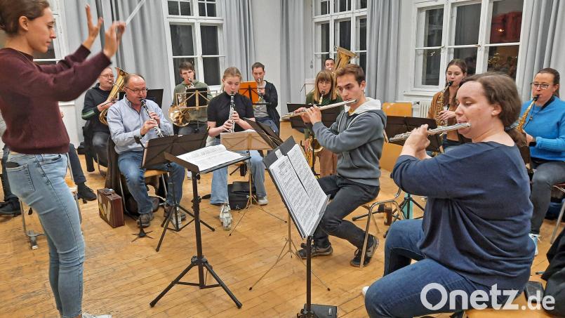 Der Elan, mit dem die Musikerinnen und Musiker der Marktredwitzer Blasmusik nach der Coronapandemie einen Neustart gewagt haben, hält an: Mit seiner Dirigentin Nadja Rippert bereitet sich das Orchester seit September konzentriert auf die vier Neujahrskonzerte vor. Bild: Christl Schemm/fph
