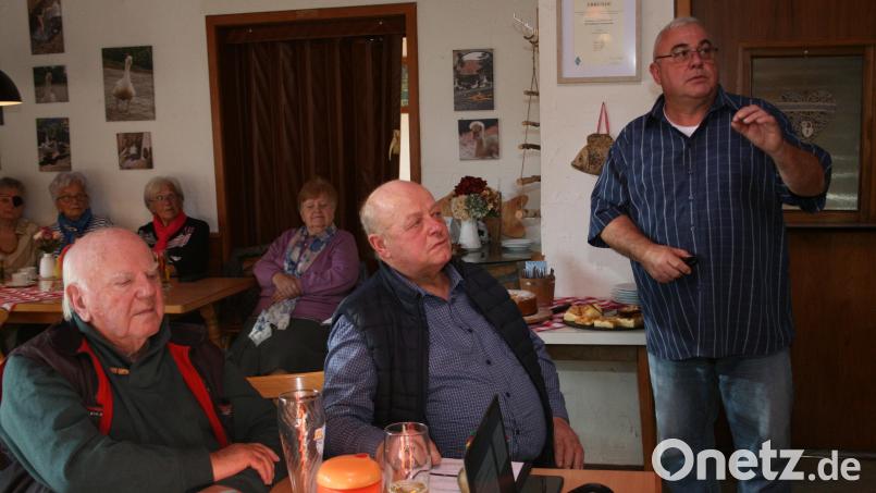 Ekkehard Gauglitz (stehend) bei seinem Vortrag . Bild: roh/exb