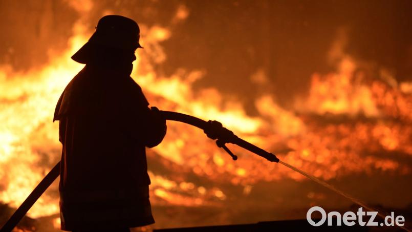 150 Feuerwehrleute und 30 Rettungskräfte waren am Montagabend im Einsatz, um einen Brand in Weißdorf im Landkreis Hof zu löschen. Symbolbild: Dominique Leppin