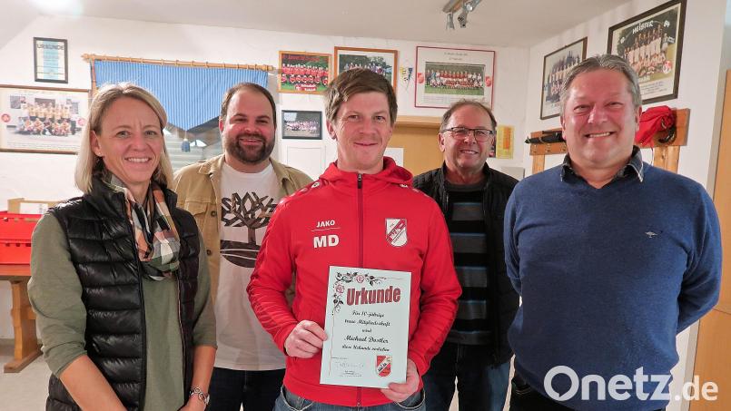 Michael Dostler (vorne, Mitte) wurde bei der Jahreshauptversammlung des Fördervereins des Turn- und Sportvereins Friedenfels für seine zehnjährige Vereinstreue ausgezeichnet. Kassenwart Alexandra Kaßeckert (vorne, links) und Vorsitzender Karl Trottmann (vorne, rechts) sowie die beiden Vorsitzenden des TSV-Hauptvereins, Johannes Härtl und Helmut Radimerski (hinten, von links), gratulierten. Bild: bsc
