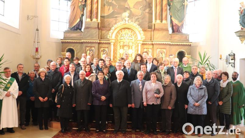 27 Jubelpaare feierten ihre vielen gemeinsamen Ehejahre bei einem Gottesdienst in Plößberg. Bild: flt