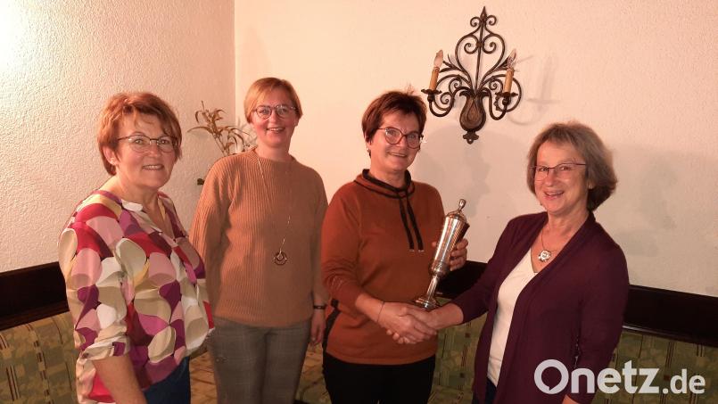 Der Obst- und Gartenbauverein Högling-Jeding ehrt die Sieger des Gartenfruchtwettbewerbs: (von links) Vorsitzende Christa Schlosser, Referentin Maria Treiber, Gewinnerin Magdalena Schmidbauer und Vorsitzende Gerlinde Ott. Bild: Annette Heldmann/exb