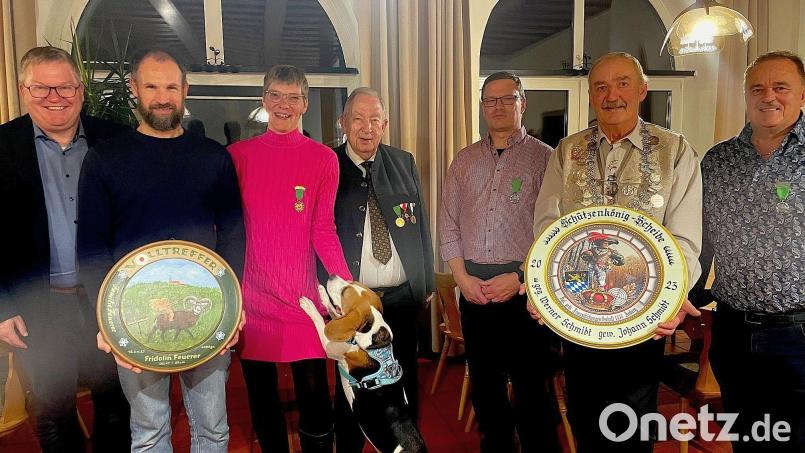 Stellvertretend für den neuen Schützenkönig Johann Schmidt zeigt sein Vorgänger Werner Schmidt (Zweiter von rechts) die Königsscheibe, eingerahmt von den Rittern Norbert Bachfischer (rechts) und Ingo Haak (Dritter von rechts). In der Mitte FSG-Chef Hanns Peter Oechsner, der sich über die neue Schützenliesl Katrin Lauren (links neben ihm) freut zusammen mit OB Michael Cerny und Michael Fillenberg (von links), der die Geburtsscheibe der Familie Feuerer gewonnen hat. Bild: Thomas Amann