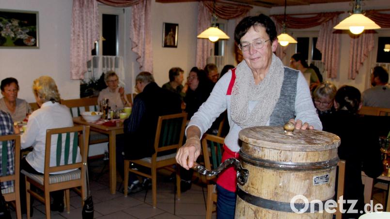 Geduldig musste Elfriede Zäch die Kurbel des Butterfässchens drehen, bis sich das Milchfett von Rahm zu Butter verwandelte. Bild: ds