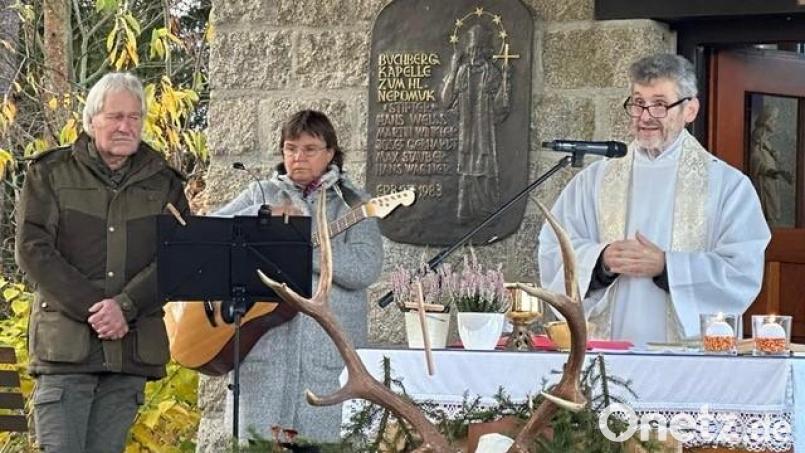 An der Kapelle St. Nepomuk am Buchberg zelebriert der Schnaittenbacher Stadtpfarrer Helmut Brügel (rechts) eine Hubertusmesse. Bild: Sabine Weiß/exb