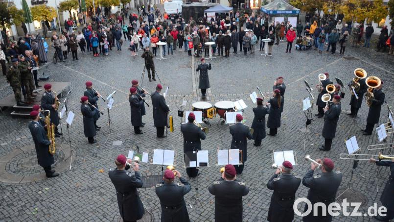 Platzkonzert mit dem Heeresmusikkorps Veitshöchheim unter Leitung von Hauptmann und Kapellmeisterin Lisa-Marie Holzschuh. . Bild: Kunz