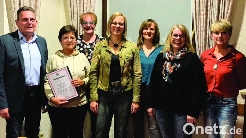 Bürgermeister Norbert Eckl (von links) überreicht Elfriede Kraus eine Dankurkunde. Mit im Bild Schriftführerin Andrea Wohlfarth, die neue Vorsitzende Cornelia Schuhbauer, die Kassiererinnen Anita Saller und Ulrike Baier sowie zweite Schriftführerin Michaela Baier (von links). Bild: Torturi Teunz/exb