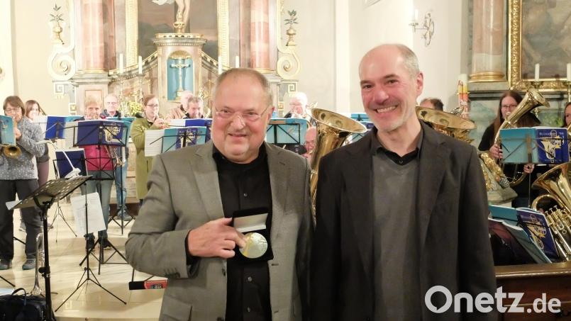 Landesposaunenwart Ralf Tochtermann (rechts) zeichnete Kurt Lehnerer mit der Ehrenmedaille des Evangelischen Posaunendienstes in Deutschland aus. Bild: Irene Zeyher/exb