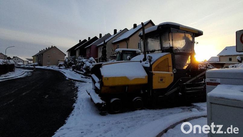 Die Asphaltierarbeiten in der Kleinklenauer Straße haben am Dienstag begonnen. Die Straße wird deshalb voll gesperrt. Bild: Regina Zahn/Stadt Tirschenreuth/exb