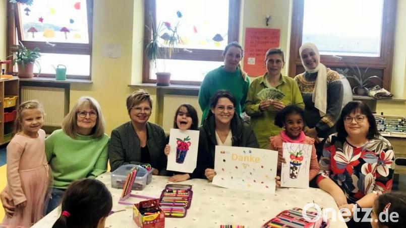 Über die Spende von 700 Euro freuen sich Birgit Wächter (stehend, Mitte), die Mitarbeiterinnen und Kinder der OGTS. Anita Heßler, Luise Pappenberger und Susanne Schnabel (sitzend, von links) überreichten den Erlös aus dem MUT-Konzert. Bild: mor
