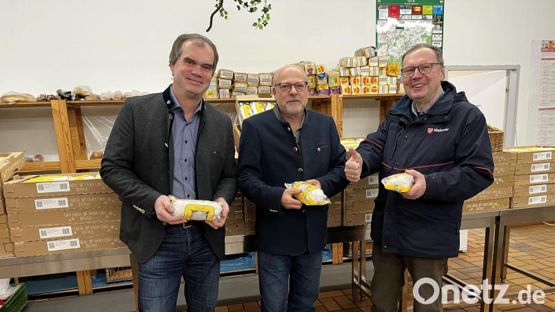 Lions-Club-Präsident Dr. Oliver Schott (Bildmitte) sowie der Vorsitzende des Lions-Hilfswerks, Flavio Herrmann (links), und der Beauftragte des Malteser Hilfswerks für die Selber Tafel, Peter Enzi (rechts), bei der Übergabe der Weihnachtsstollen. Bild: Lions-Club Marktredwitz-Fichtelgebirge/exb