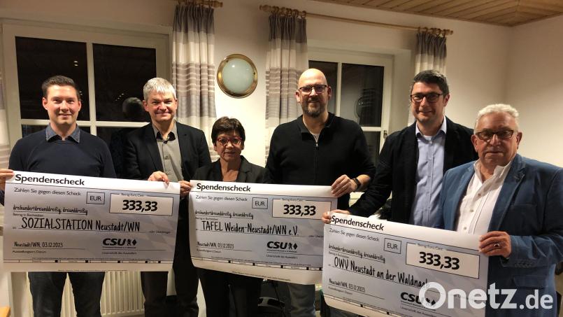 Bei der Weihnachtsfeier der CSU Neustadt/WN werden auch Spenden verteilt – an den OWV Neustadt, die Tafel und die Katholische Sozialstation. Bild: krb