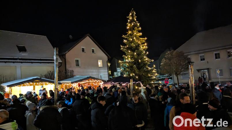 Beliebt als Treffpunkt die Advent After-Work-Party in Kirchenthumbach. Ideales Winterwetter lockt viele Gäste zum Turnerplatz. Nächste Auflage: Donnerstag, 7. Dezember, ab 17 Uhr. Bild: exb; Marktverband/Anna Rauh