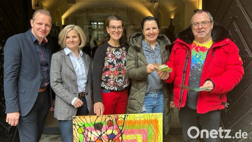 Hans Günther Zobel (rechts) übergibt die Spende an die Vertreterin des Kinderpalliativteams, Christina Neiß (Zweite von rechts). Bild: Klinikum Borchers/exb