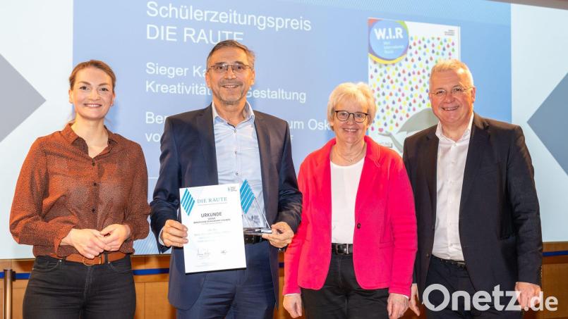 Schulleiter Martin Abt vom Beruflichen Schulzentrum Oskar-von-Miller nimmt den Preis stellvertretend für die Redaktion von &quot;WIR-Weil International rockt“ entgegen. Bild: HSS/Plettenberg/exb