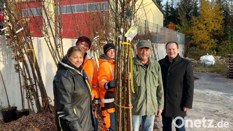 Am kommunalen Bauhof in Speichersdorf konnten Bürger die bestellten Hochstämme zum Pflanzen in Empfang nehmen. Bild: ak
