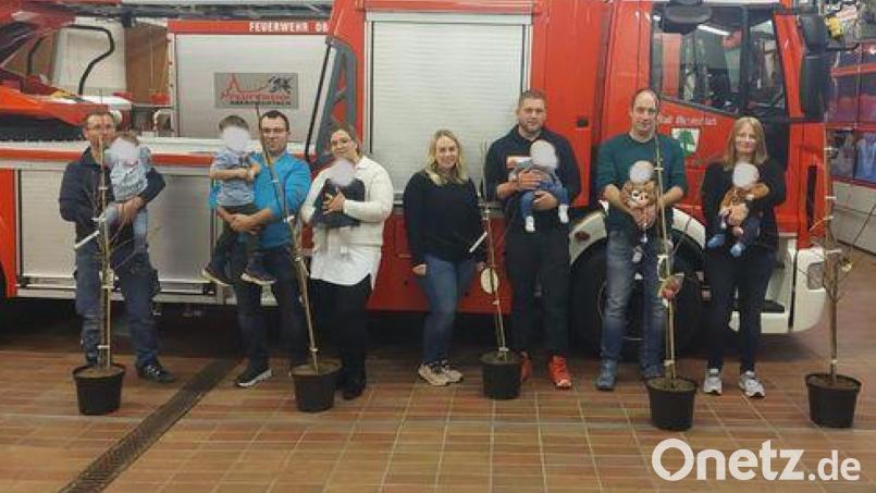 Der Vorsitzende der Feuerwehr Oberviechtach, Hans Roßmann, und Kommandant Ferdinand Roßmann übergeben an die Eltern der fünf Neugeborenen Obstbäume. Bild: frd