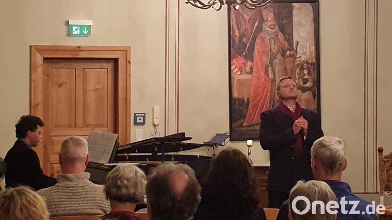 Oliver Munique (rechts) und Francisco Daniel Delgado Garcìa (links am Klavier) gestalten den „Winterzauber“ in Pfreimd. Bild: Arnds/exb