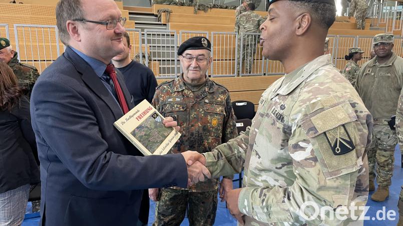 Bürgermeister Uwe König (links) mit Command Sergeant Major Donald C. Glover. Bild: Krones