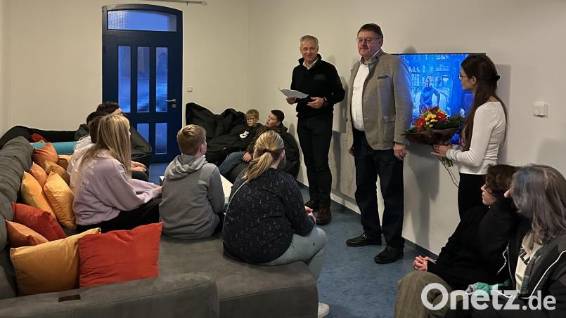 Bürgermeister Hans-Martin Schertl (Mitte) und 2. Bürgermeister Thorsten Grädler wünschen der neuen Leiterin des Jugendtreffs Angelina Draht viel Erfolg und den Jugendlichen viel Spaß in den neu gestalteten Räumen in der Kirchgasse. Bild: Stefanie Gradl