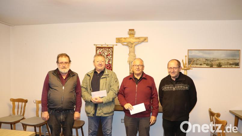 Orgelbauvereinsvorsitzender Hannes Löw (Zweiter von links) und Leonhard Kellner (Zweiter von rechts), Kassier der Freunde des Kooperatorhauses, freuten sich über die Spende von jeweils 1100 Euro aus den Händen von Pfarrer Thomas Thiermann (rechts) und Robert Sladky (links), Kirchenpfleger aus Plößberg. Bild: flt