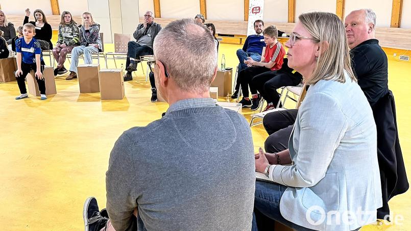 Behördenleiter und Stadträte im Gespräch mit Jugendlichen