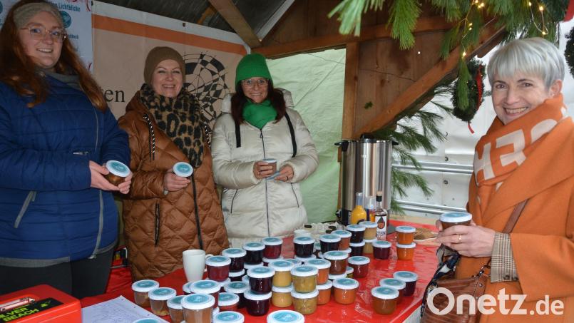 &quot;Lichtblicke&quot;-Schirmherrin Claudia Grillmeier (Zweite von links) wird wieder mit ihren Freundinnen im Verkaufsstand am Mitterteicher Weihnachtsmarkt dabei sein. Der Erlös fließt komplett der Aktion „Lichtblicke“ unseres Medienhaus zu. Ab 13 Uhr kann für den guten Zweck eingekauft werden. Archivbild: jr
