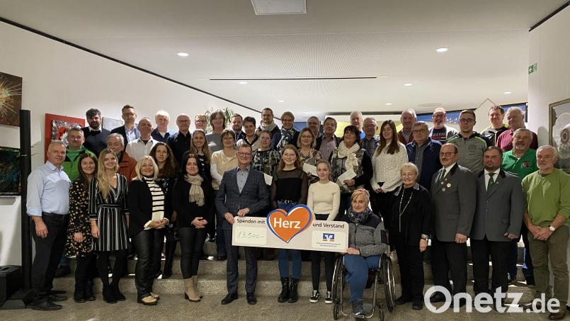 Die Geschäftsstelle Tirschenreuth der Volksbank-Raiffeisenbank Nordoberpfalz eG verteilte 13 500 Euro an Vereine und Einrichtungen für ihr gesellschaftliches Engagement aus dem Gewinnspartopf. Bild: Helmut Wolfrum/exb