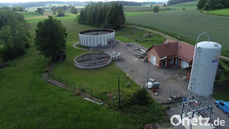 Auf die Ackerfläche oberhalb des an der Kläranlage vorbeiführenden Weges soll die Freiflächenphotovoltaikanlage zur Versorgung der Kläranlage entstehen. Eine neue externe Leitungsführung würde 180.000 Euro kosten. Bild: bey