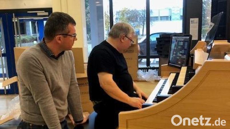 Orgelbauer Oliver Schmidt und Musiklehrer Ludwig Schmitt beim Aufbau der Orgel in der Aula des Regental-Gymnasiums. Bild: Josef Schönhammer/exb