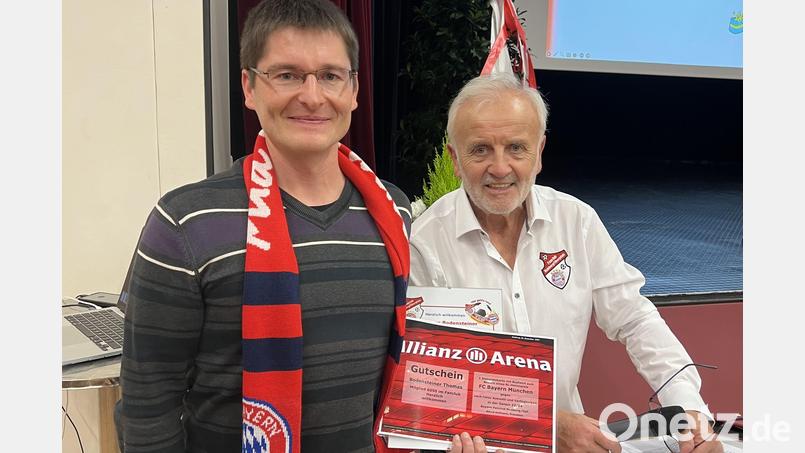 Bernd Hofmann (rechts) übergibt an Thomas Bodensteiner aus Moosbach, das 6050. Mitglied des Fanclubs, die Urkunde und einen Gutschein für eine Fahrt in die Allianz-Arena. Bild: Hofmann/exb