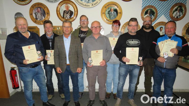 Bürgermeister Karlheinz Budnik überreicht Urkunden und kleine Pokale an die besten Schützen. Bild: adj