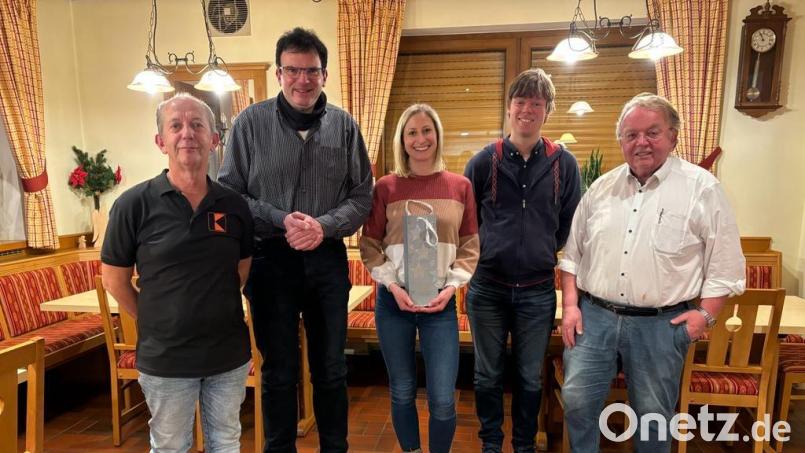 Vorstand Hans Herrmann, Präses Wolfgang Dietz und Gemeindereferent Christian Glaser ehren Hermann Utz (rechts). Josef Eichstetter war verhindert. Für Referentin Angelika Hunger gibt es ein Geschenk. Bild: P. Scharnagl/exb