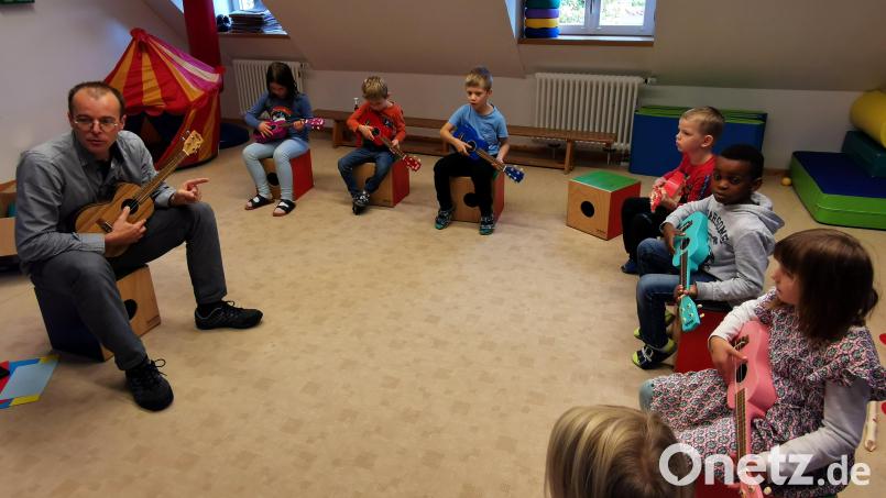 Die Kinder beim Musizieren. Bild: Kindergarten Regenbogen Erbendorf/exb