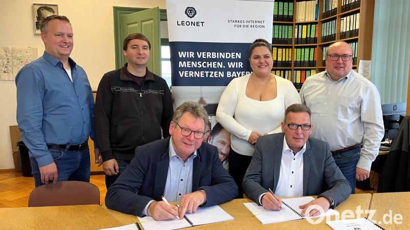 Die beiden Bürgermeister Martin Prey (vorne links) und Norbert Eckl (vorne rechts) unterzeichnen den Kooperationsvertrag. Bild: VG Oberviechtach/exb