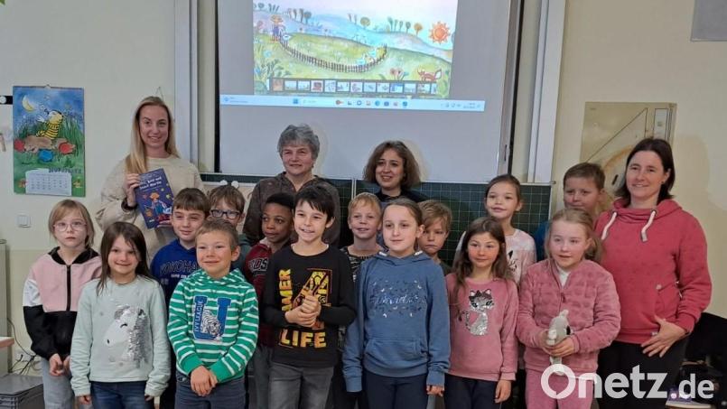 Für eine Lesung waren Autorin Christa Vogl und Illustratorin Elham Howeizi (hinten, Mitte, von links) zu den Mädchen und Jungs der ersten beiden Jahrgangsstufen gekommen. Bild: SFZ Immenreuth/exb