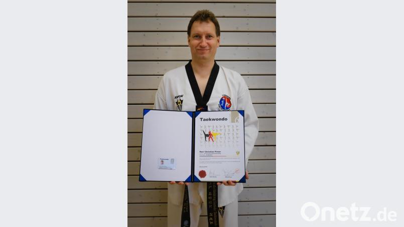Christian Pirner vom TuS Rosenberg erhielt in Fürth den 6. Dan im Taekwondo. Bild: Jürgen Brand/exb