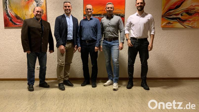 Zwölf Jahre war Manfred Plößner (links) Vorsitzender der FWG Vorbach/ Oberbibrach/ Höflas. Seine Nachfolge tritt nun Sebastian Pittner (Zweiter von links an). 
Christian Friedrich (Schriftführer, Mitte), Stefan Schnerch (Kassier) und Johannes Hartmann (Beisitzer) gehören ebenfalls der neuen Vorstandschaft an. Bild: edo