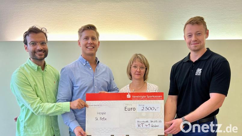 RT49-Vizepräsident Markus Rechl, Schatzmeister Florian Groche (von links) und Endres Bielefeldt (rechts) überreichen einen Scheck in Höhe von 2500 Euro an Susanne Wagner vom Hospiz St. Felix. Bild: RT 49 Weiden/exb