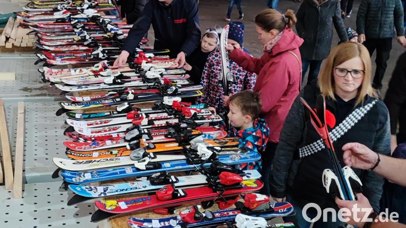 Ein reichhaltiges Angebot wartet beim Skibasar in Schwarzenfeld auf die Schnäppchenjäger Bild: mab