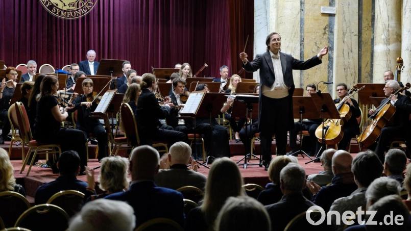 Das Westböhmische Sinfonieorchester mit Dirigent Martin Peschik ist beim Neujahrskonzert in Neunburg vorm Wald zu hören. Bild: Jakub Formanek/exb
