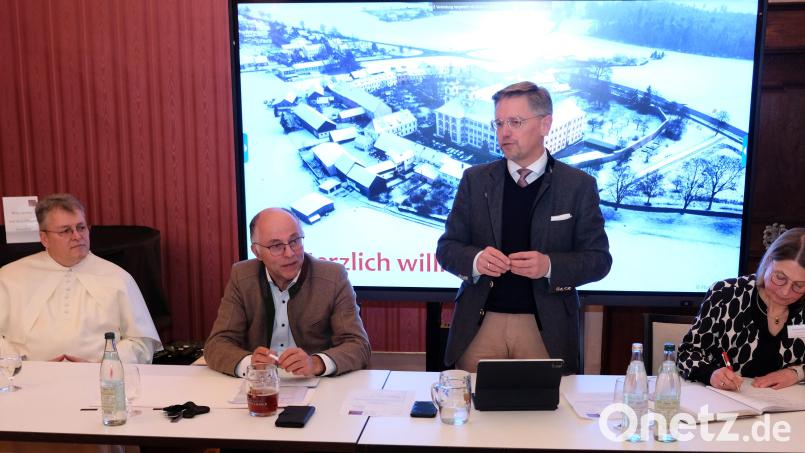 Vor dem Hintergrund des verschneiten Klosterareals übermittelt Vorsitzender Tobias Reiß, eingerahmt von Prior Pater Adrian Kugler, Bürgermeister Albert Nickl und Elisabeth Fichtner, Geschäftsführerin der Begegnungsstätte, gute Nachrichten über die Zukunft des Klosters als Hightech-Abtei. Bild: do
