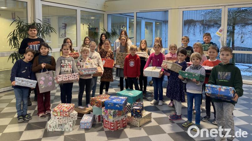 Für die Aktion „Geschenk mit Herz“ haben die Grund- und Mittelschüler heuer wieder Weihnachtspäckchen gefüllt. Bild: Grund- und Mittelschule Kemnath/exb