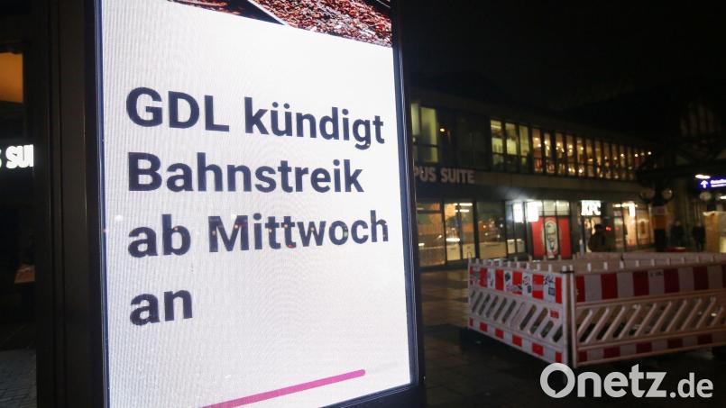 Der bevorstehende Streik der Gewerkschaft GDL wird auf einer Werbetafel vor einem Bahnhof angezeigt. Bild: Bodo Marks/dpa