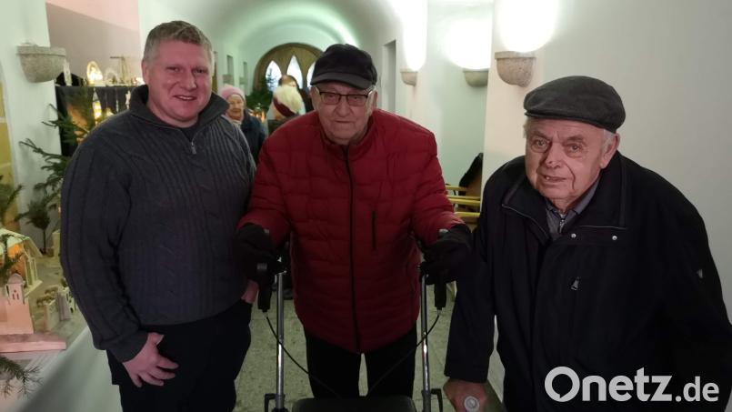 Zum 25. Mal der Krippenausstellung in Hirschau waren auch dieses Mal die beiden Aussteller Adolf Schmidt (83), in der Mitte, und Hugo Stark (87) rechts im Bild dabei. Zu sehen sind sie mit dem Organisator Martin Merkl (links). Bild: u