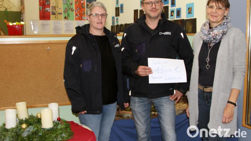 Tanja (links) und Robert Seemann (Mitte) von der Firma Seemann Metalltechnik zeigen ein Herz für das Kinderhaus. An die Leiterin Daniela Dimler (rechts) übergeben sie eine Spende in Höhe von 1500 Euro. Bild: lep